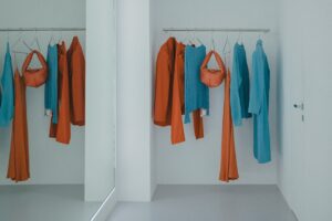 Garde-robe signature avec vêtements sélectionnés selon le style identitaire