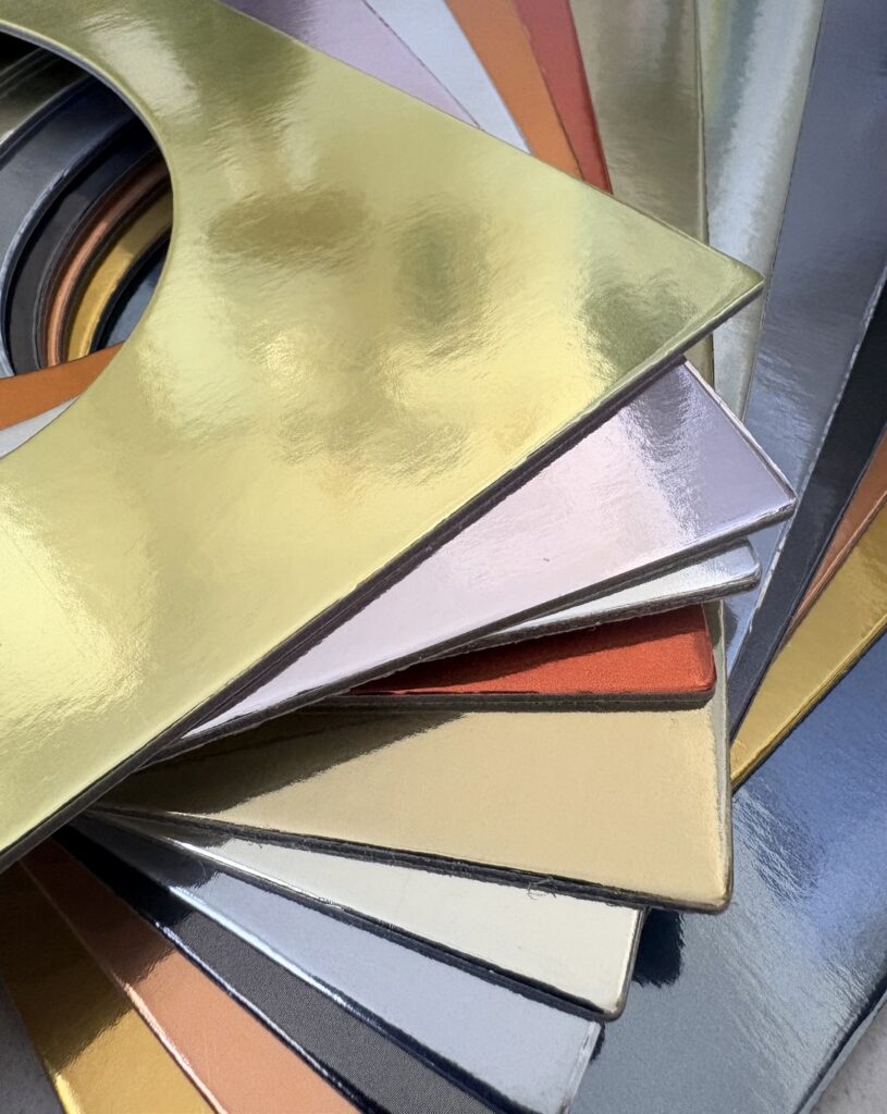Nuancier de couleurs metalliques, illustrant la diversite des couleurs personnelles en colorimetrie