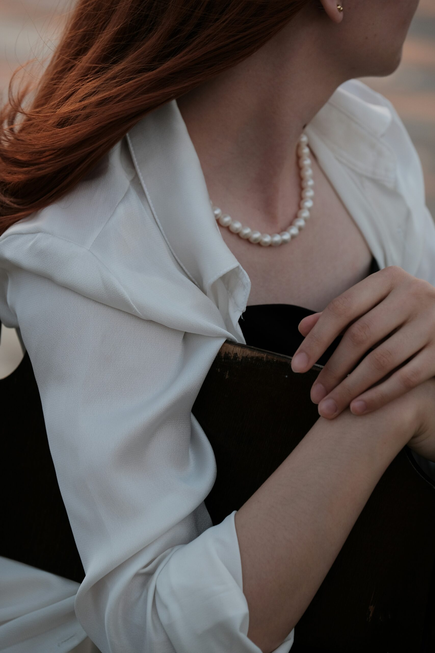 Détail d’une tenue élégante, collier de perles