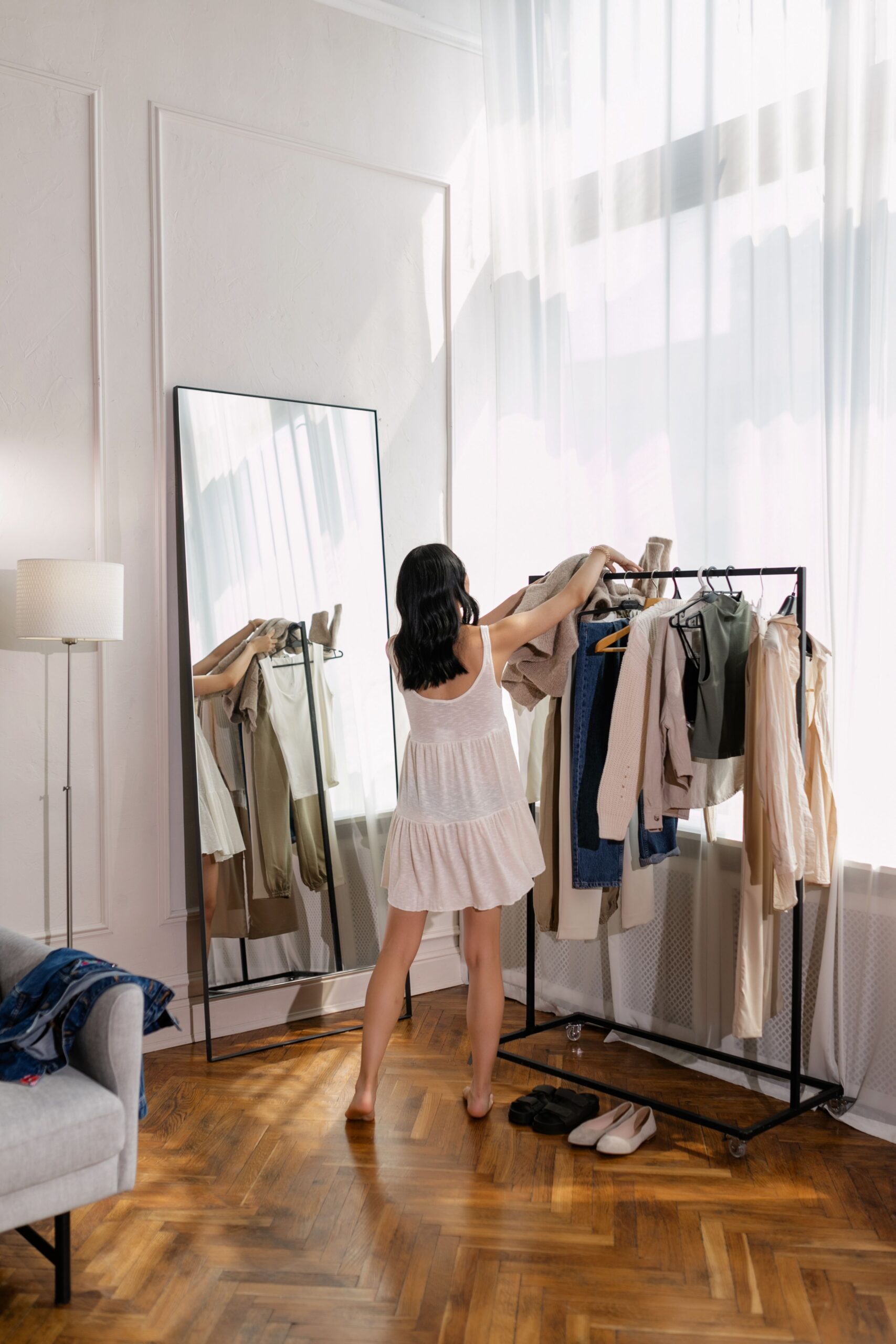 Femme de dos face à un miroir, dans un instant d’observation de soi
